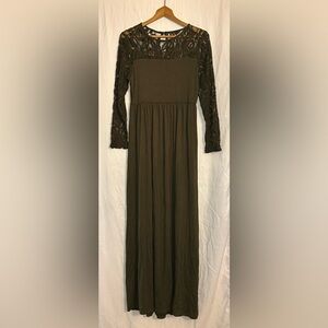 PinkBlush Women’s Long Green Dress Size Medium with  Lace Arms Key Hole back